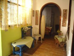 un\'open space con caminetto 