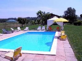 area attrezzata intorno alla piscina
