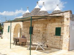 Trulli Soluco Ostuni- Patio esterno e veduta dei trulli