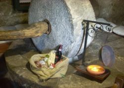 Macina del vecchio frantoio all\'interno del ristorante 