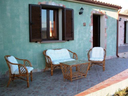 Veranda di uno degli appartamenti dell\'Agriturismo Casteldoria a Santa Maria Coghinas